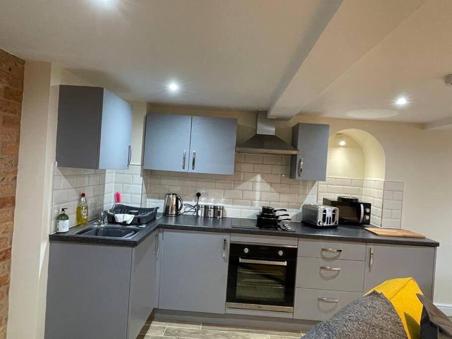 1 Hatton House 2 Bedroom 2 Bathroom Spacious Basement Flat Newark-on-Trent  Экстерьер фото