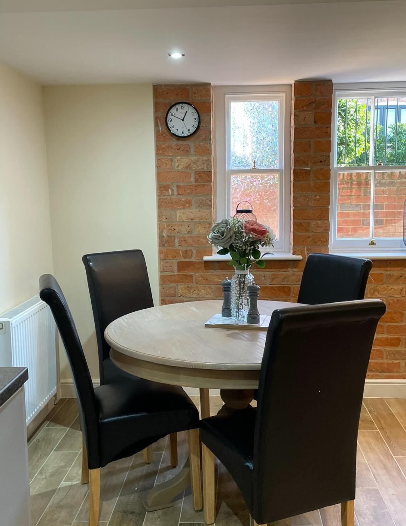 1 Hatton House 2 Bedroom 2 Bathroom Spacious Basement Flat Newark-on-Trent  Экстерьер фото